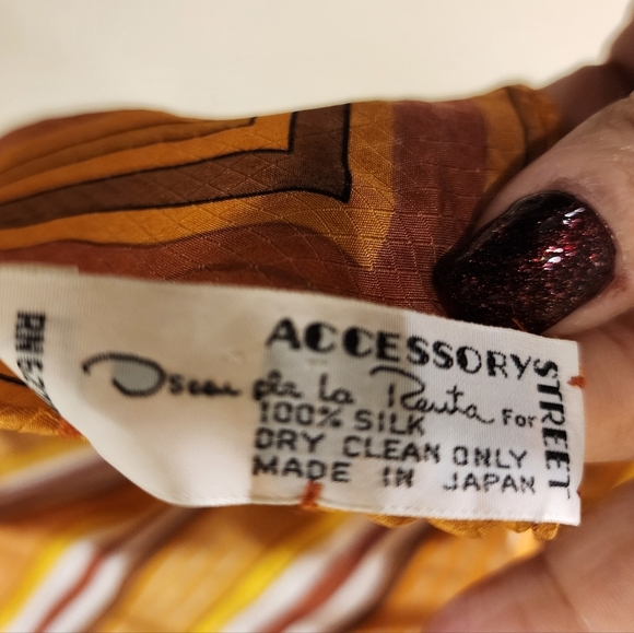 Oscar de la Renta 100% Silk Striped Neck Scarf 30" x 30" - Picture 4 of 11